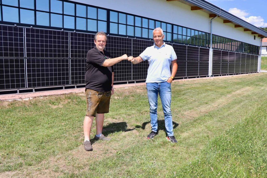 Pressefoto: Siegfried Grabner und Hannes Thaller vor der neuen Photovoltaikanlage der Stadtwerke Hartberg